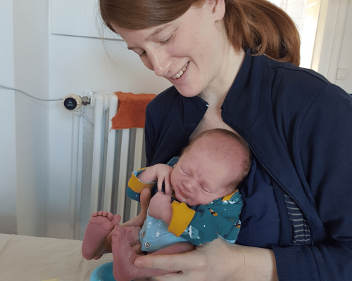 Mütter und Babys genießen gemeinsam die Windelfrei-Beratung mit Miriam Kylewer.