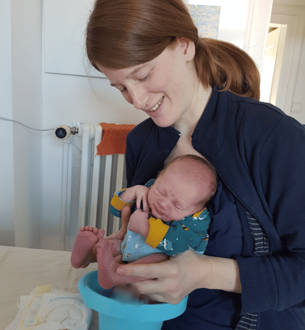 Mütter und Babys genießen gemeinsam die Windelfrei-Beratung mit Miriam Kylewer.